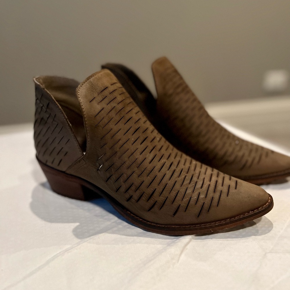 Steve Madden Camel Pointed Booties